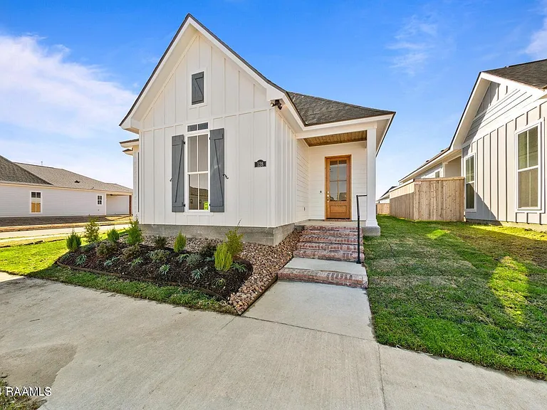 128 Oak Village Dr — Photo 1