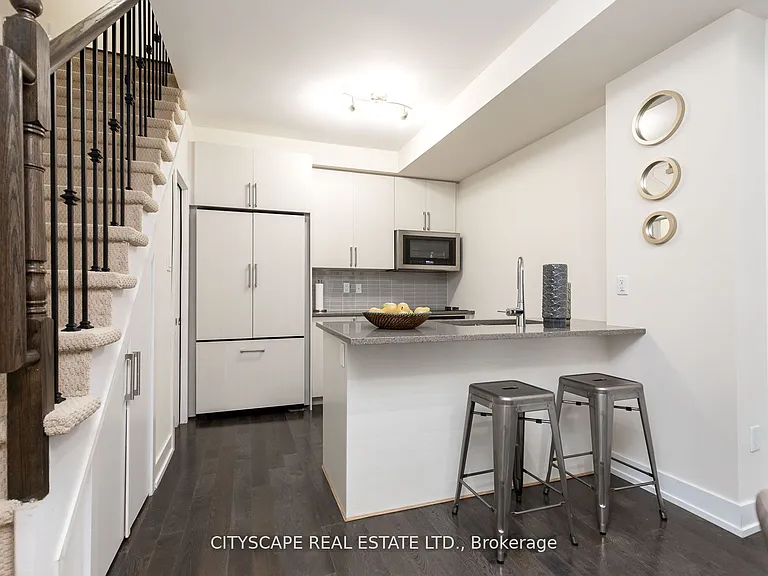 1084 Lansdowne Ave — Photo 6