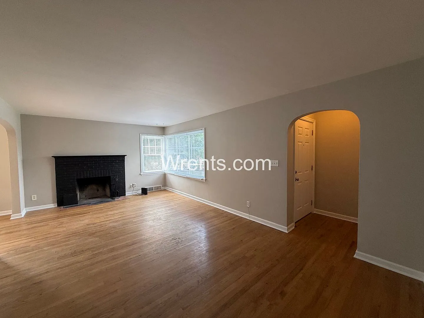 Spacious 4-Bedroom Home With Huge Fenced Yard Spokane's South Hill — Photo 2