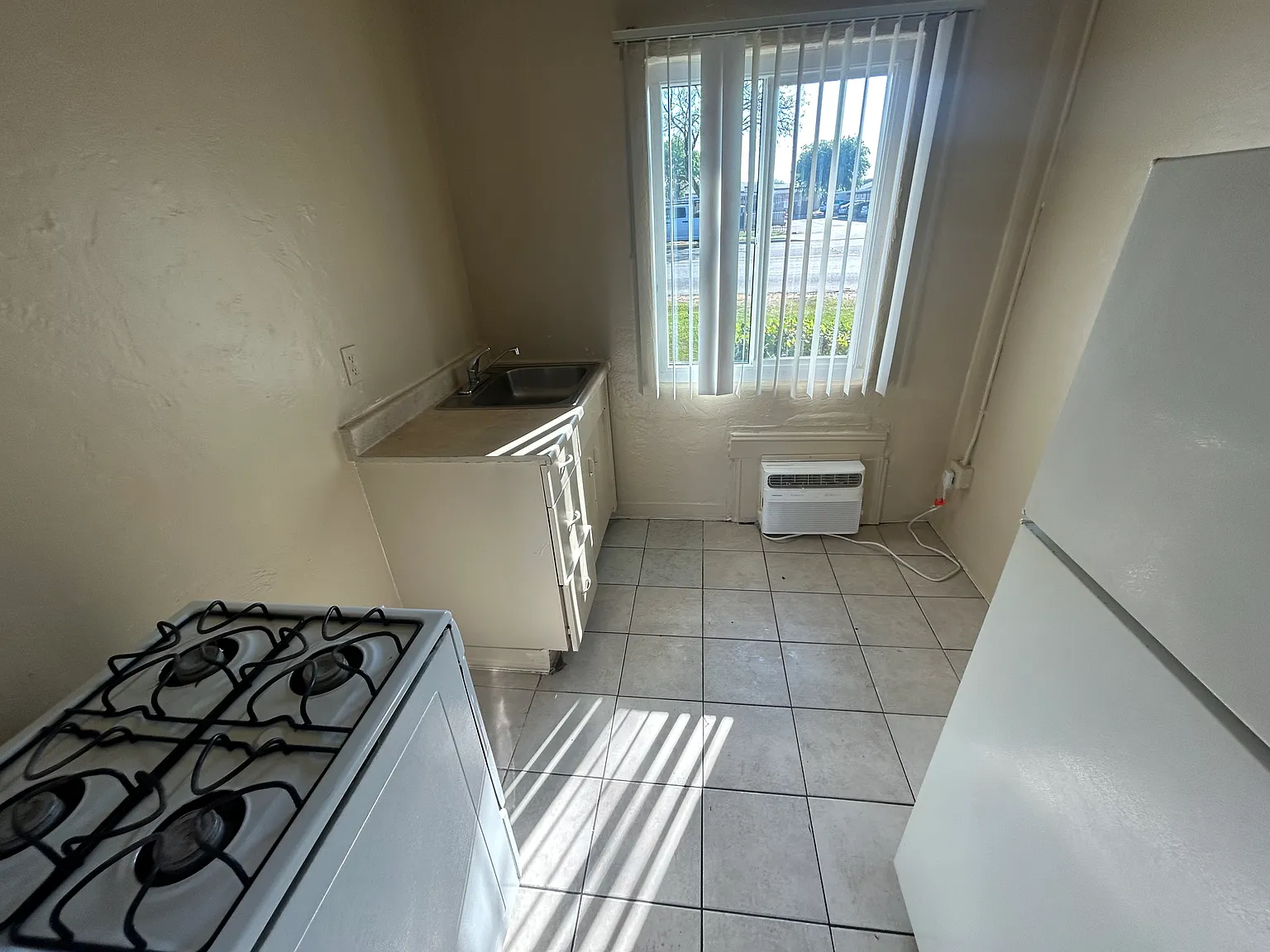 Studio, 1.0 bath, $825 — Photo 2