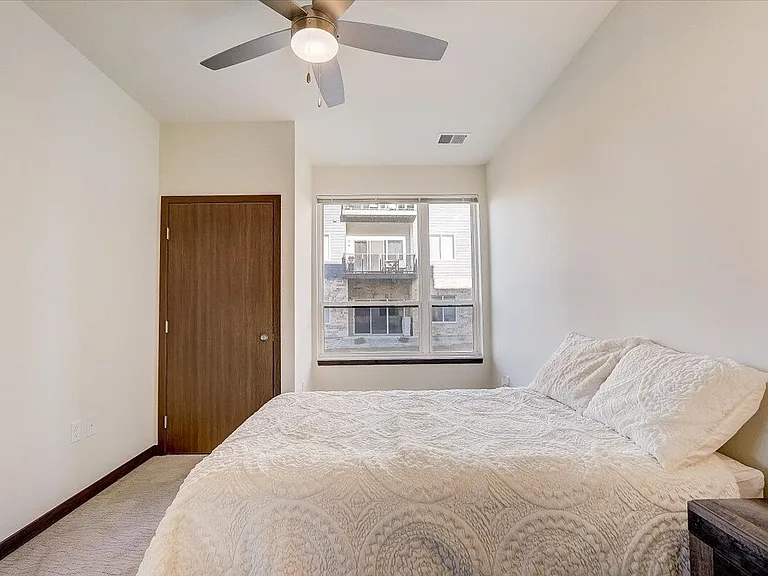1120 N Windsor Ave — Photo 52