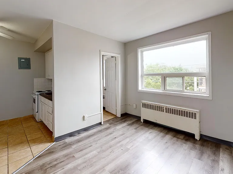 6460 Wyandotte St E — Photo 14
