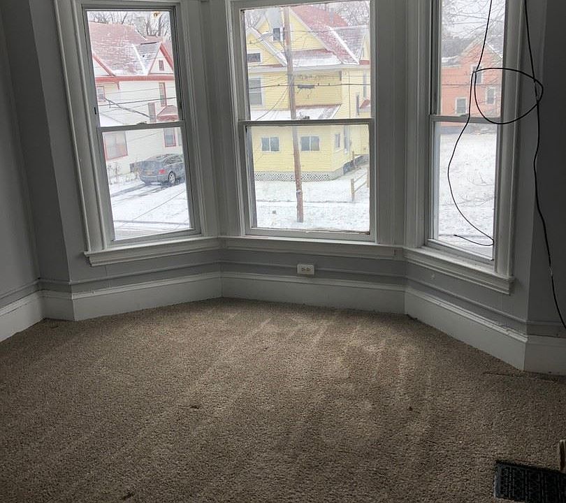 1st image of 218 W Beard Ave
