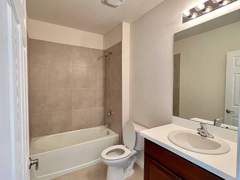 2518 NE 6th Pl — Photo 34