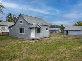 395 Applegate Ave, Yoncalla, OR 97499