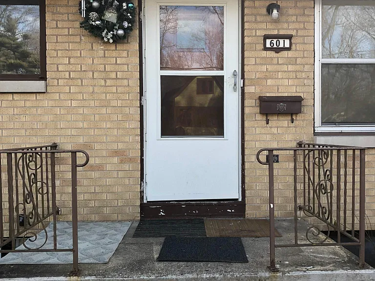 601 E High St — Photo 6