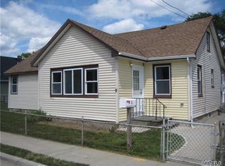 9 Suffolk Rd, Island Park, NY 11558