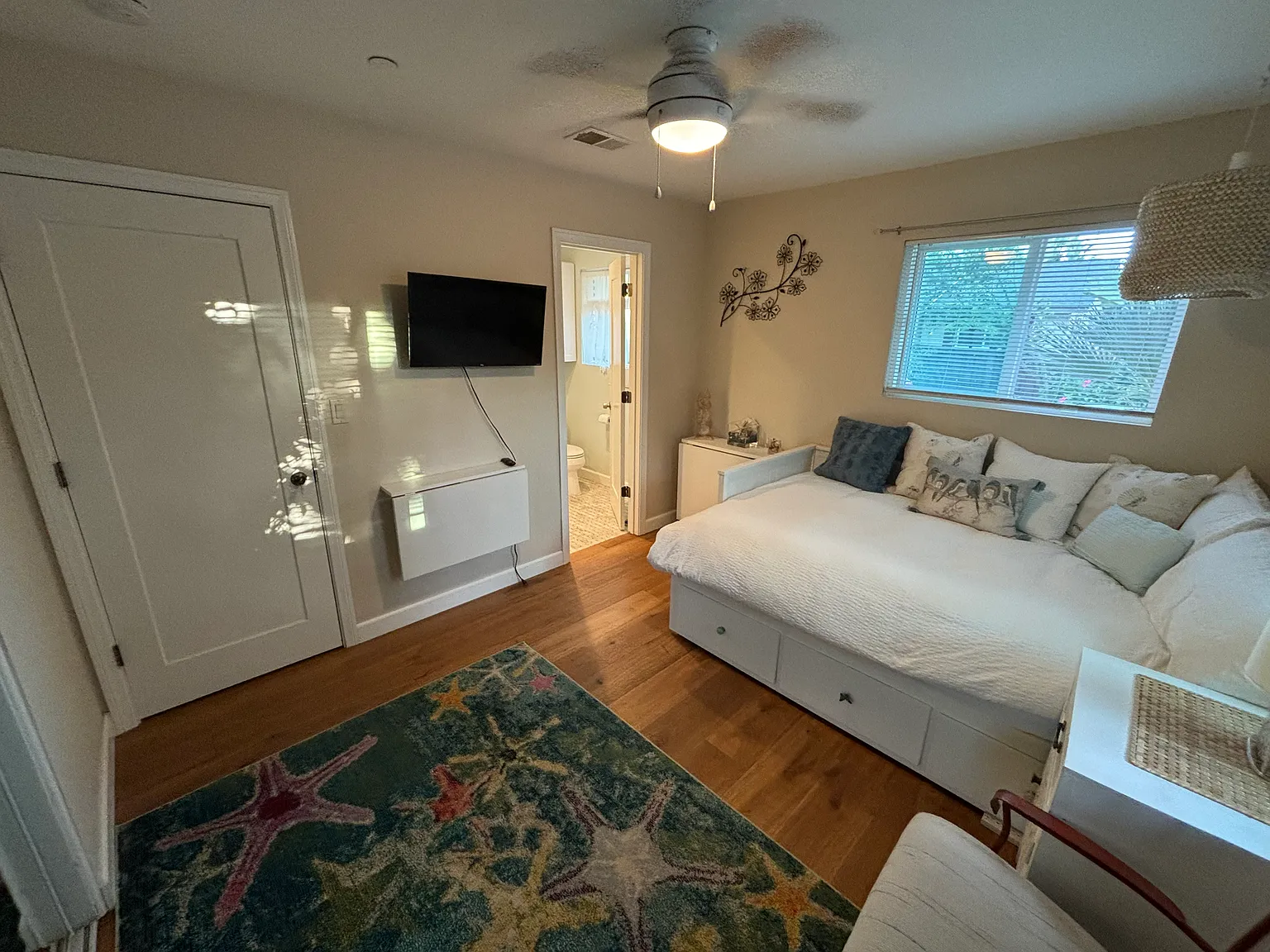 Studio, 200 sqft, $2,200 — Photo 2