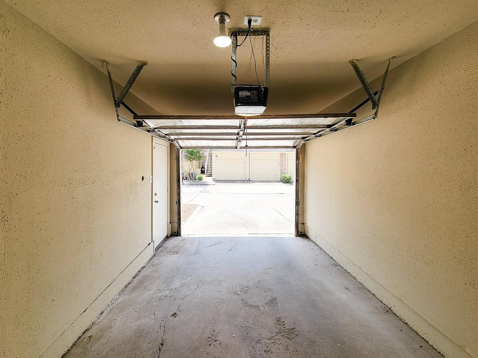 2 bed, 2.0 bath, 1282 sqft, $1,975 — Photo 2