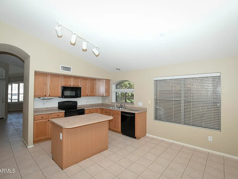 10221 W Daley Ln — Photo 11