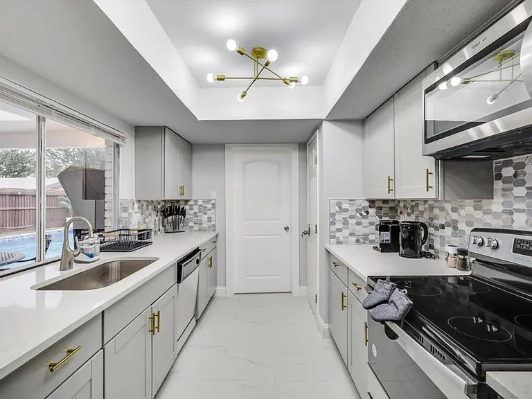 Pemberton Ln — Photo 25