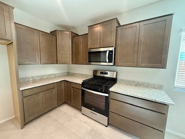 2926 N Coronado Dr — Photo 5