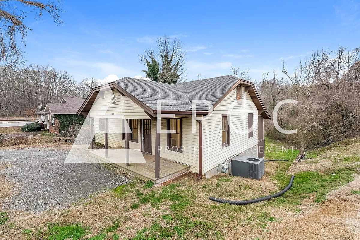 1310 Phipps Ave — Photo 2