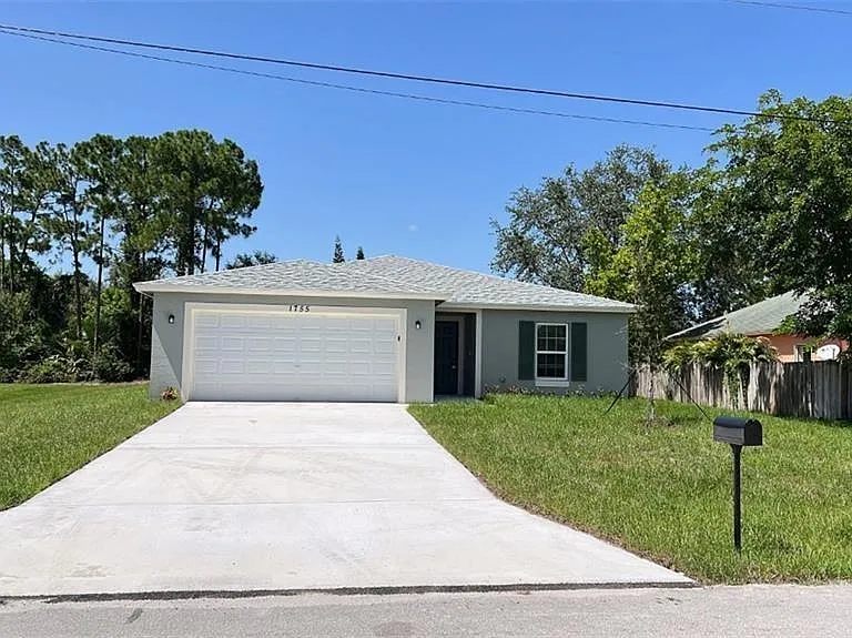 1755 SW Cannon Ave — Photo 2