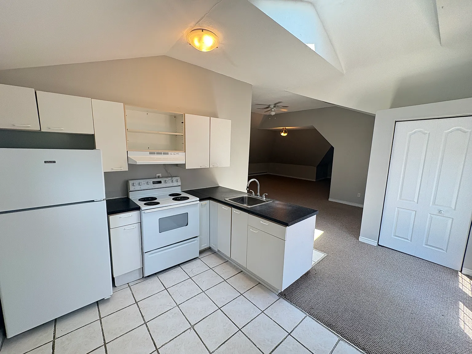Spacious Studio in Desirable Durand Includes Parking — Photo 2