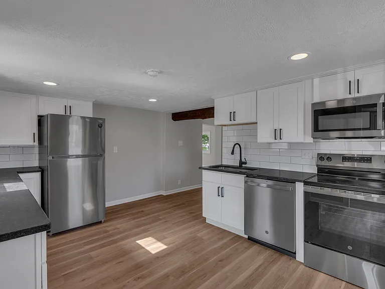 242 London Rd — Photo 1