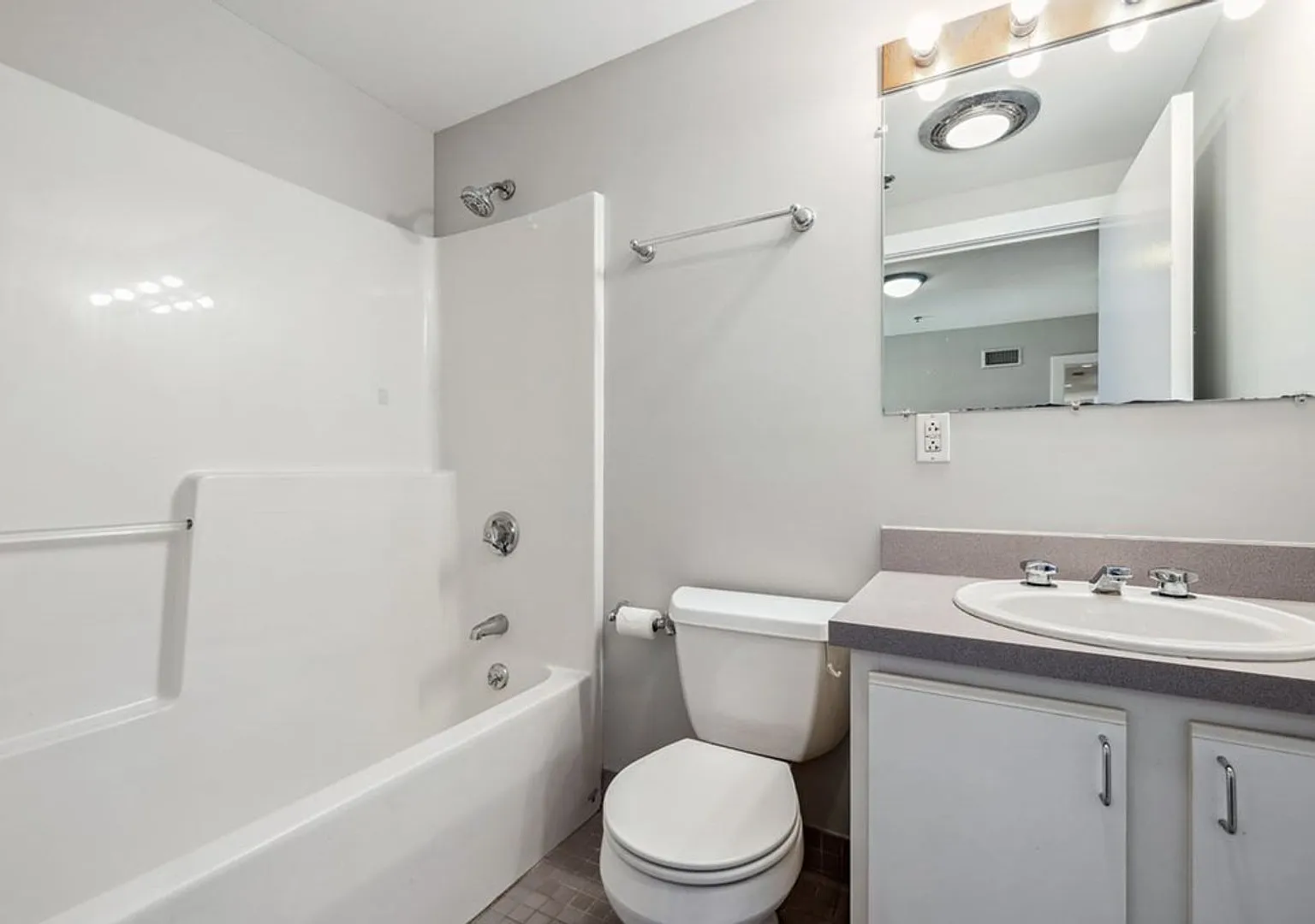 Charming 2 Bedroom-No Broker Fee — Photo 2