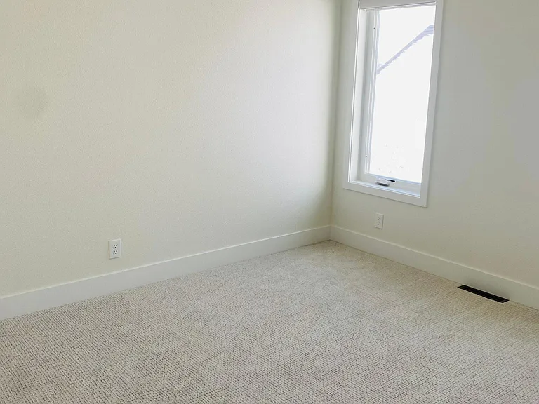 Bedroom (2nd floor)