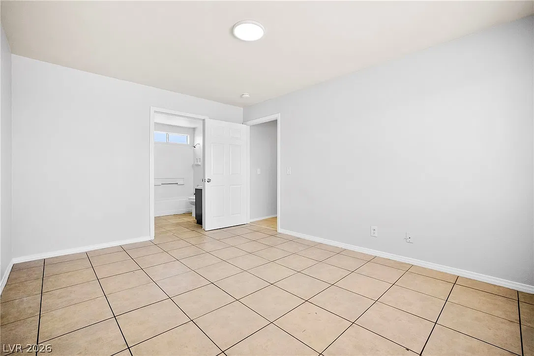 2 bed, 2.0 bath, 3936 sqft, $1,350 — Photo 4