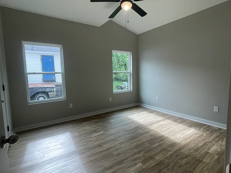 717 W 32nd St #A — Photo 10