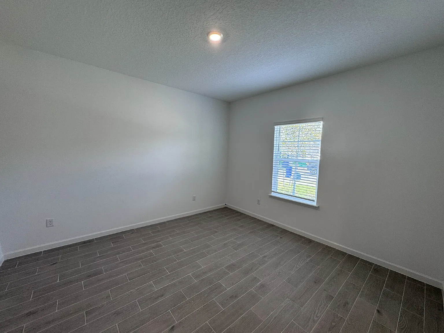 4 bed, 2.0 bath, 2106 sqft, $2,500 — Photo 2