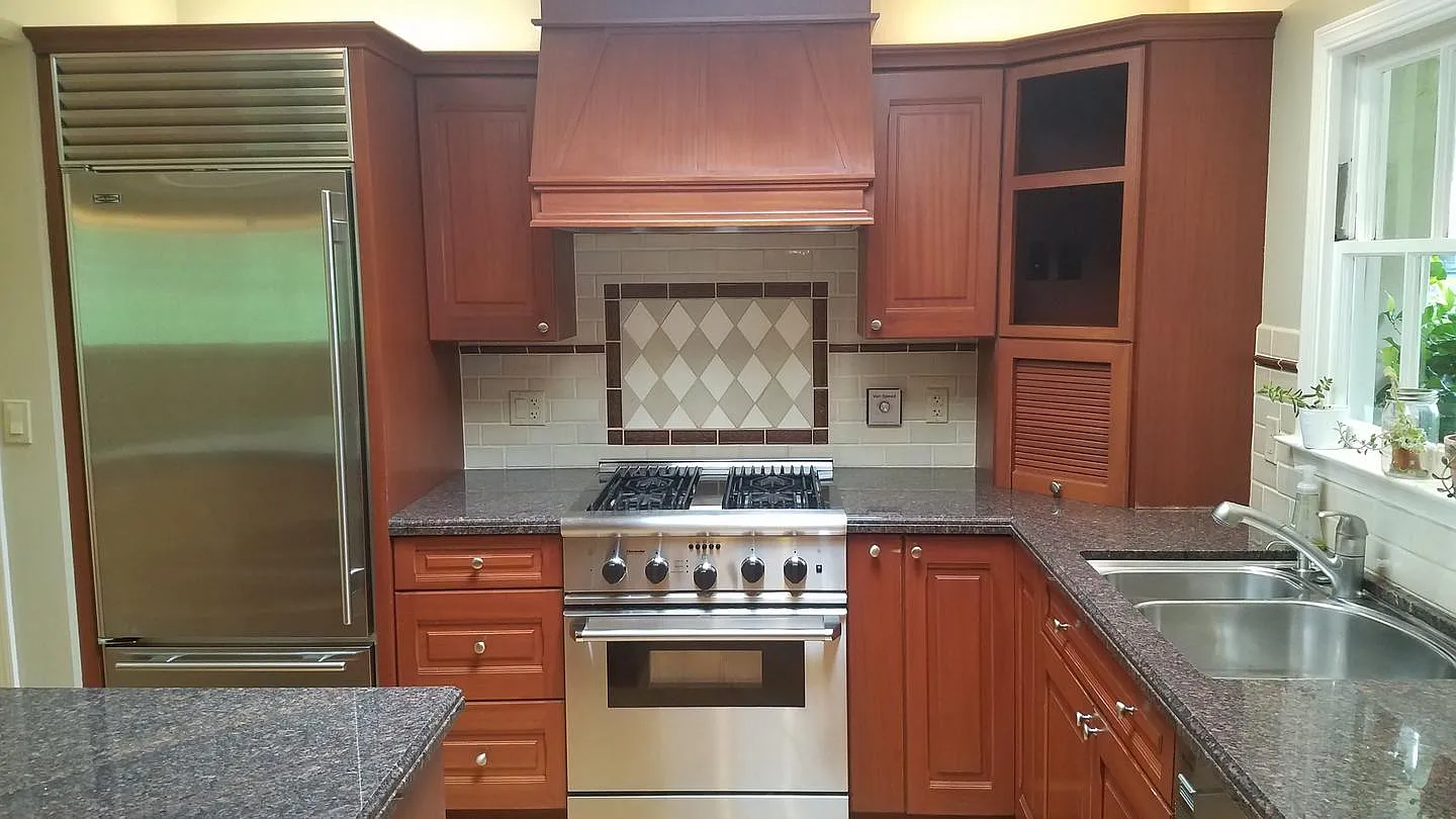 Spacious updated 3BR home with deck & chef's Kitchen — Photo 3