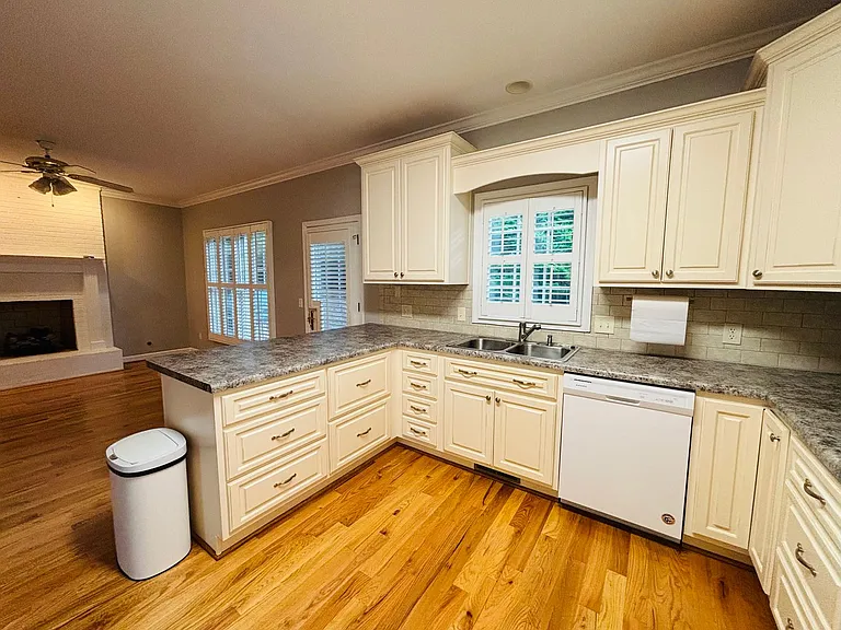 1104 Caldwell Dr — Photo 17