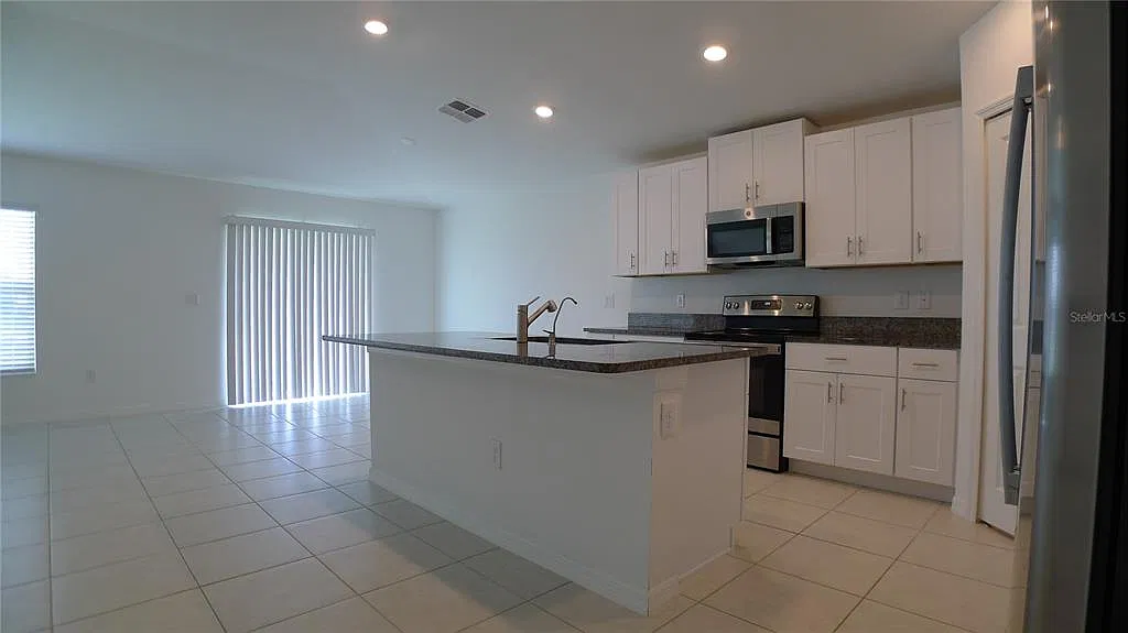 4 bed, 2.0 bath, 1936 sqft, $2,550 — Photo 3