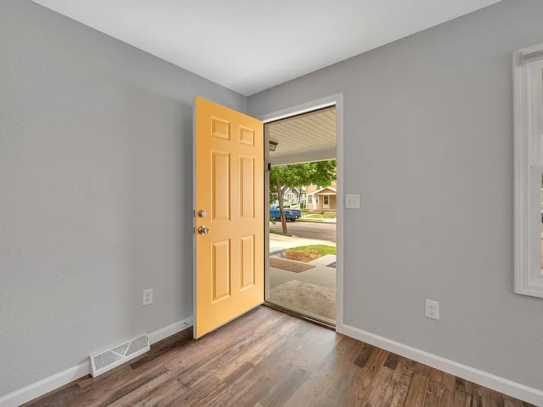 905 Woodsdale Ave — Photo 3