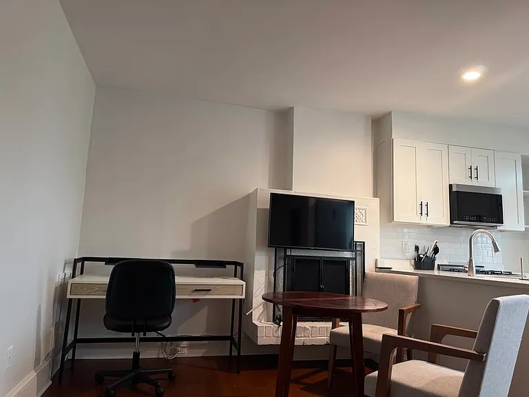 409 Constitution Ave NE #4 — Photo 5
