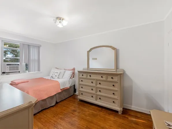 1931 East 52nd Street image 15 of 21