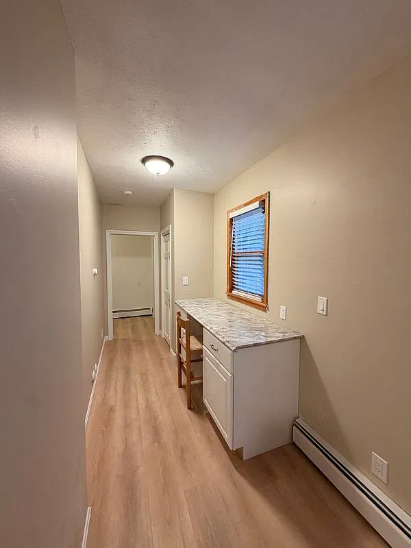 3 bed, 1.0 bath, 1300 sqft, $2,400 — Photo 4