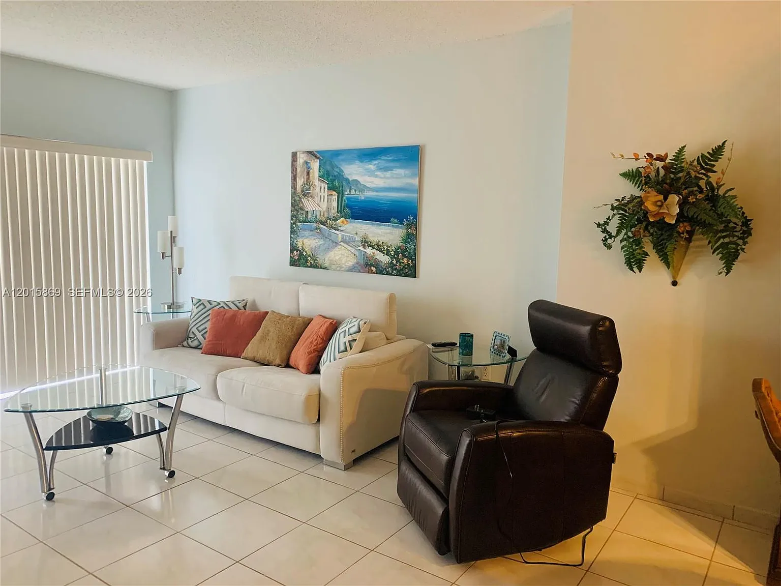 Hemispheres Condo — Photo 3