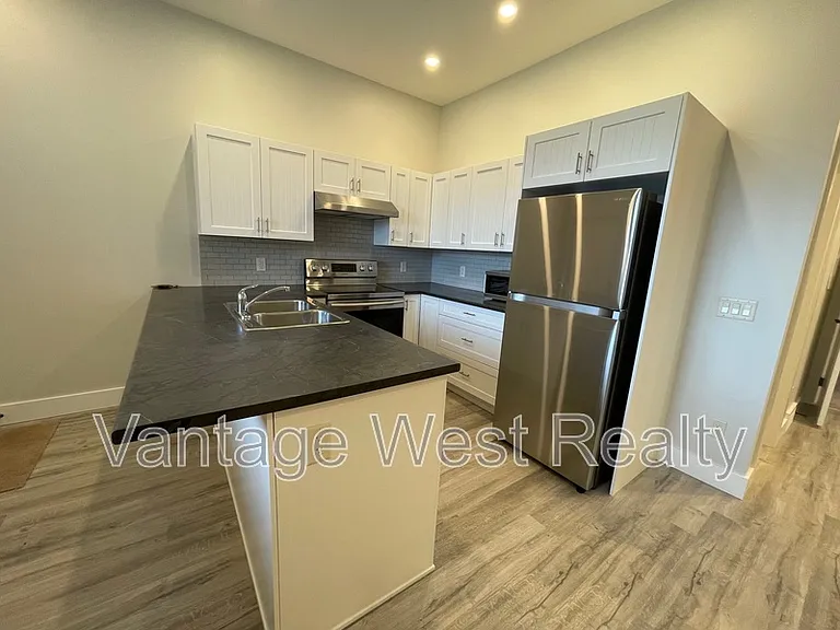 1414B Black Mountain Cres — Photo 5