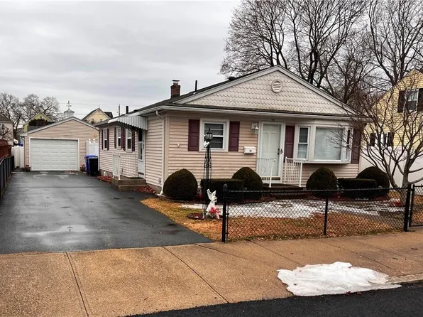 35 Harris St, Pawtucket, RI 02861