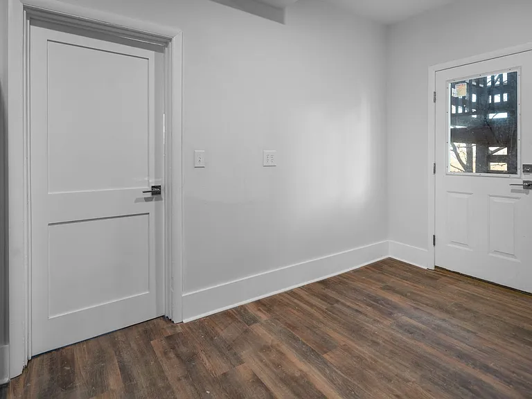 404 University Ave — Photo 44