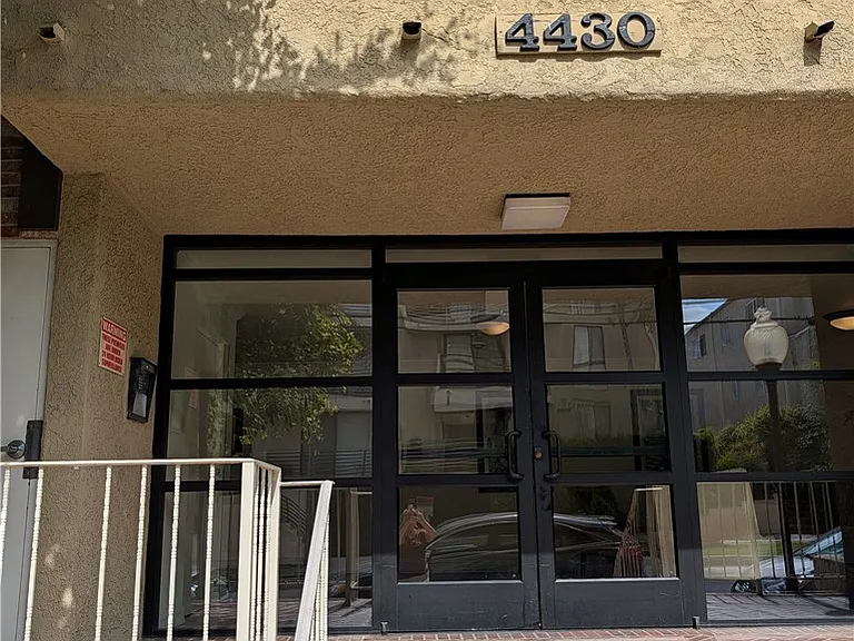 4430 Noble Ave — Photo 1