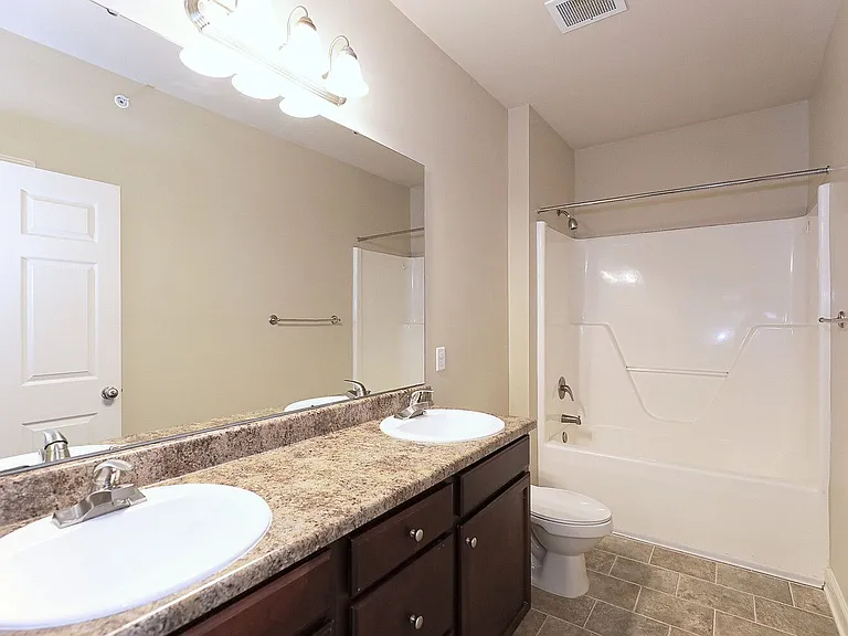Astoria Apartments — Photo 18