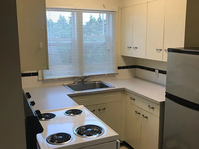 1430 SW Moss St #4 — Photo 7