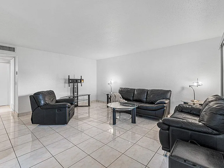 260 Brittany Ave #F — Photo 7