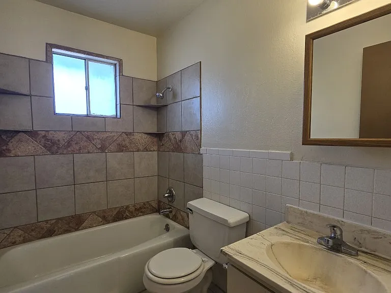 1527 Foster Rd #17 — Photo 3
