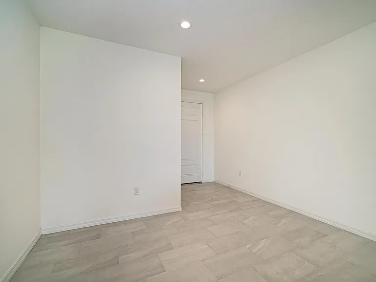 2206 Washington Palm Ct — Photo 4