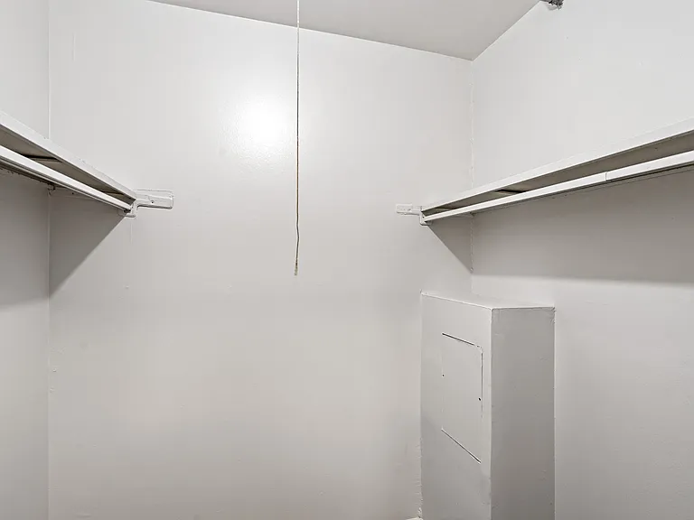 Unit 563-409 Walk-in Closet | Apartment Homes For Rent in Bartlett, IL | Bartlett Lakes