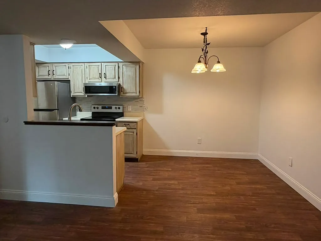 2 bed, 1.5 bath, 946 sqft, $1,000 — Photo 3