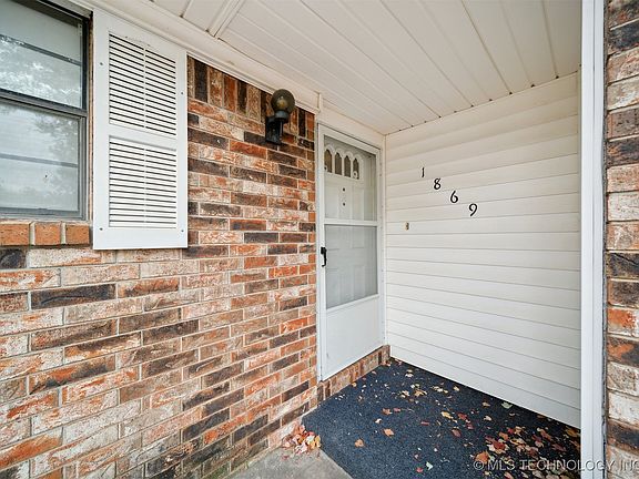 3rd image of 1869 Surrey Dr
