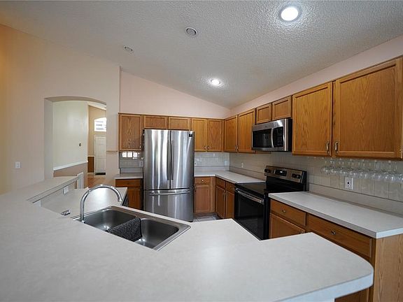 5th image of 633 Cypress Tree Ct