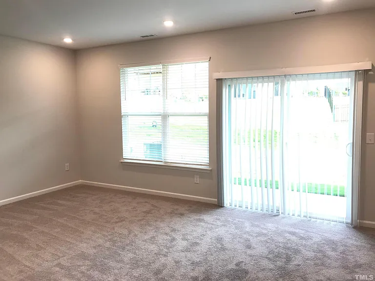 1042 Commack Dr — Photo 14
