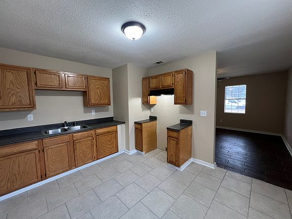 3rd image of 5104 Chantilly Dr