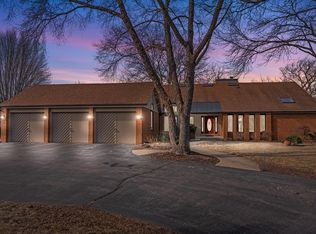 1005 Golden Meadow Gln, Brookfield, WI 53045