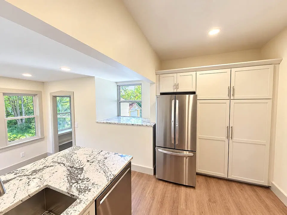 2 bed, 1100 sqft, $2,300 — Photo 2